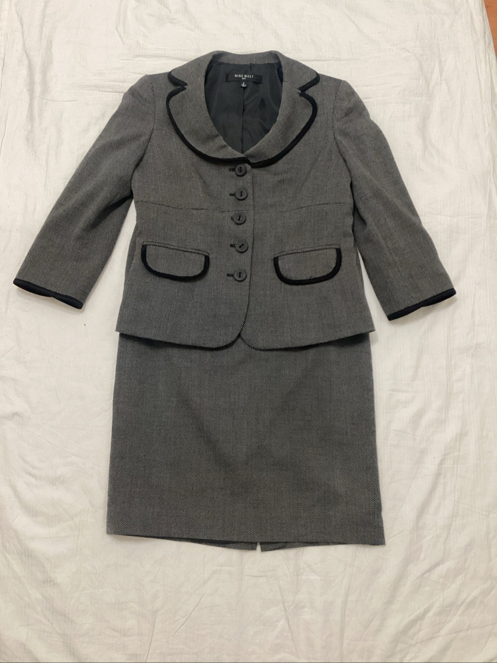 Nine West Size 2 Gray Skirt Suit Black Trim Lined - Picture 2 of 13